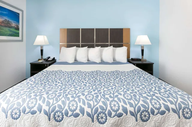جناح استوديو بسرير كينج لذوي الإعاقة، Days Inn & Suites by Wyndham Lubbock Medical Center 1/3
