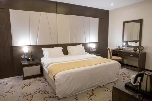 غرفة بسرير كينج بشرفة، Ayan furnished units and Suites 2/4