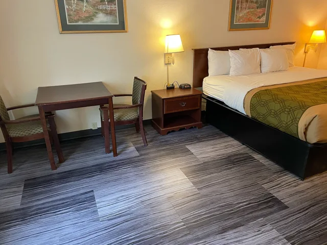 غرفة أساسية مفردة بسرير كينج، The Royal Inn & Suites 2/5