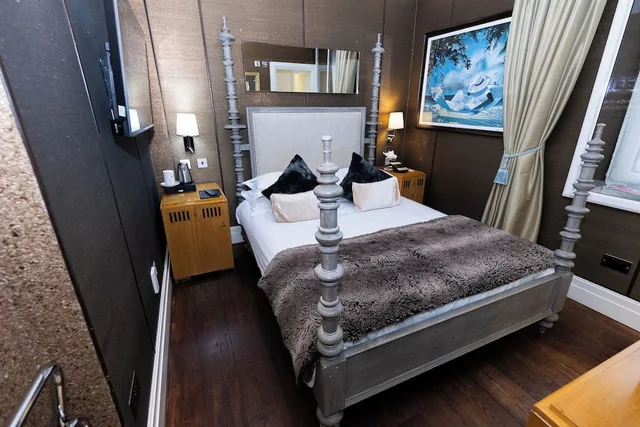 Compact, King Bed، Karma Sanctum Soho London 3/10