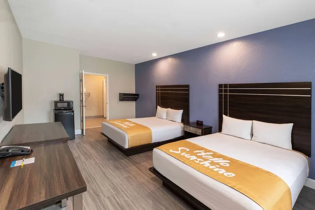 جناح استوديو بسريرين كوين، Days Inn & Suites By Wyndham La Porte 1/5