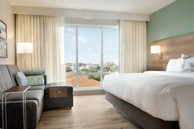 استوديو بسرير كينج بإطلالة جزئية على البحر مع أريكة، TownePlace Suites by Marriott Outer Banks Kill Devil Hills 1/3