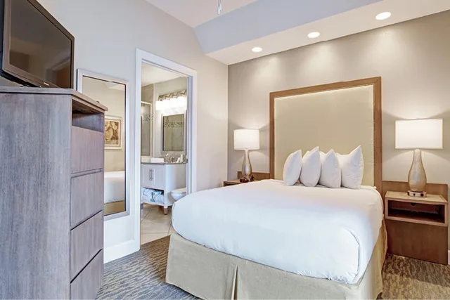 شقة سكنية جونيور بسرير كوين بغرفة نوم واحدة مع أريكة، Summer Bay Orlando MOD Collection by Sonesta 1/3