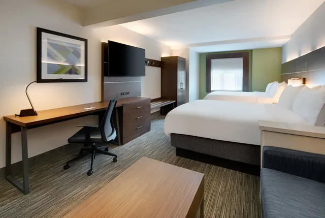 غرفة بسريرين كوين، Holiday Inn Express Hotel And Suites Bradley Airport 1/1