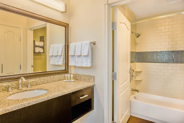جناح استوديو بسرير كوين بمطبخ لذوي الإعاقة، Staybridge Suites Bismarck 3/5