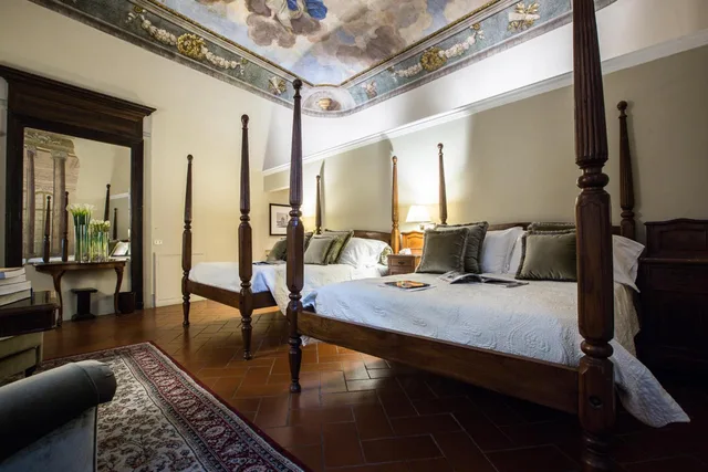 جناح جونيور، Hotel Burchianti 7/10