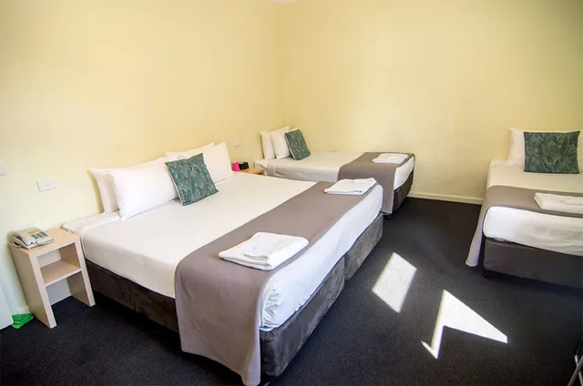 Miami, Quadruple, King and Twin Beds, Miami Hotel Melbourne 2/3