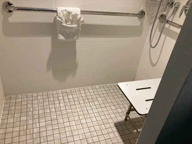 Suite, King Bed, Accessible, Crowne Plaza Ventura Beach 9/10