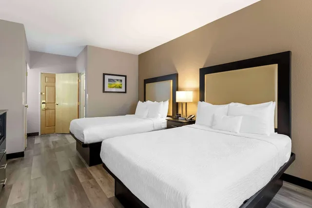 غرفة قياسية بسريرين كوين، Best Western Plus Des Moines West Inn & Suites 1/8