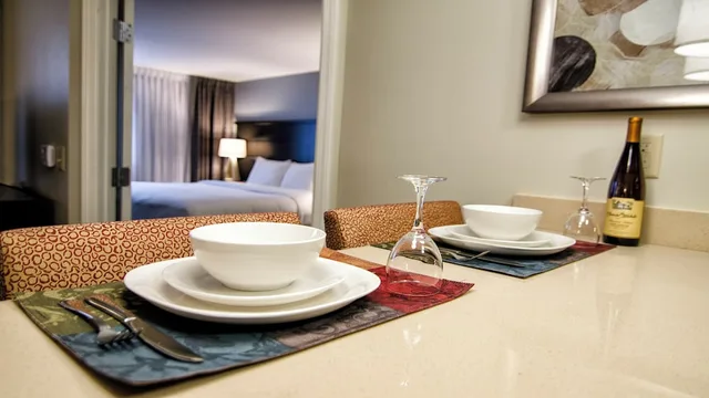 غرفة بسريرين كوين بغرفة نوم واحدة لذوي الإعاقة، STAYBRIDGE SUITES MARQUETTE 3/3