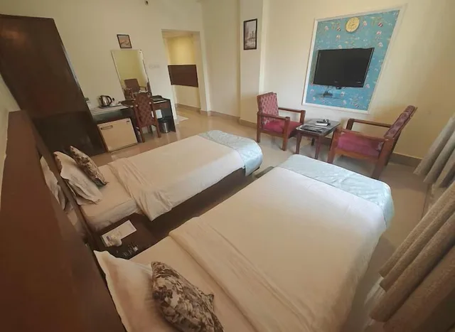غرفة قياسية بسريرين منفصلين، HOTEL RADHIKA REGENCY 6/10
