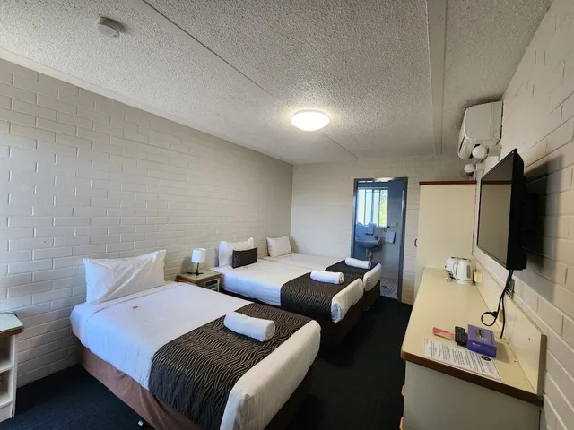 غرفة أساسية ثلاثية بثلاثة أسرّة، Crest Motor Inn 2/3