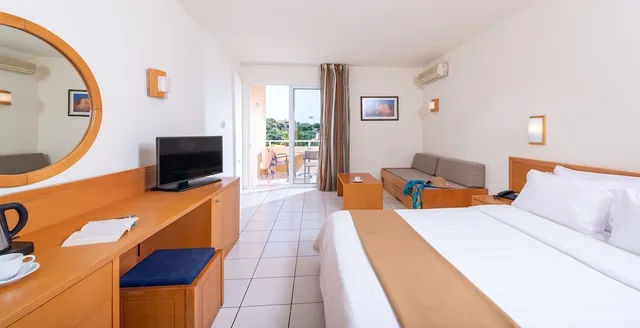 Economy, Twin Beds, Land View, Royal and Imperial Belvedere 3/7