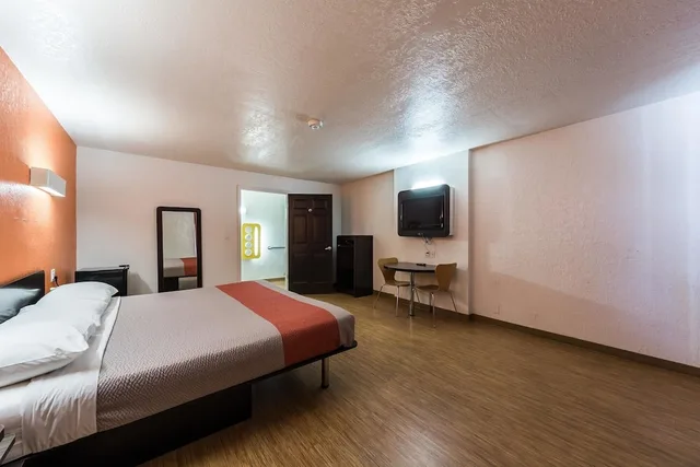 غرفة قياسية بسرير كينج بمطبخ صغير، Motel6 Uvalde, TX 4/10