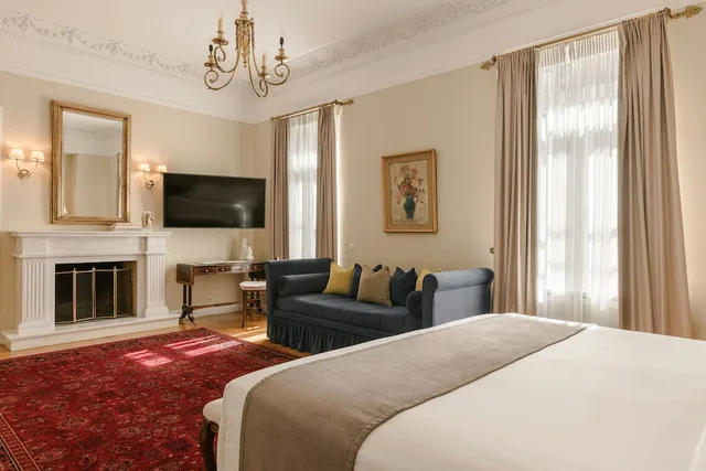 جناح تنفيذي بسرير كوين بغرفة نوم واحدة مع أريكة، Noble Suites 3/6
