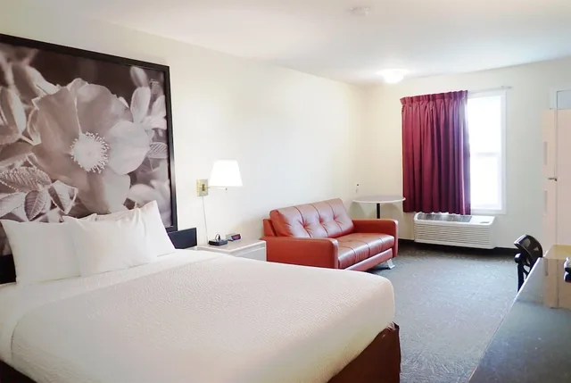 Drive Up, Deluxe, Queen Bed, Ground Floor، Days Inn by Wyndham Taber 1/4