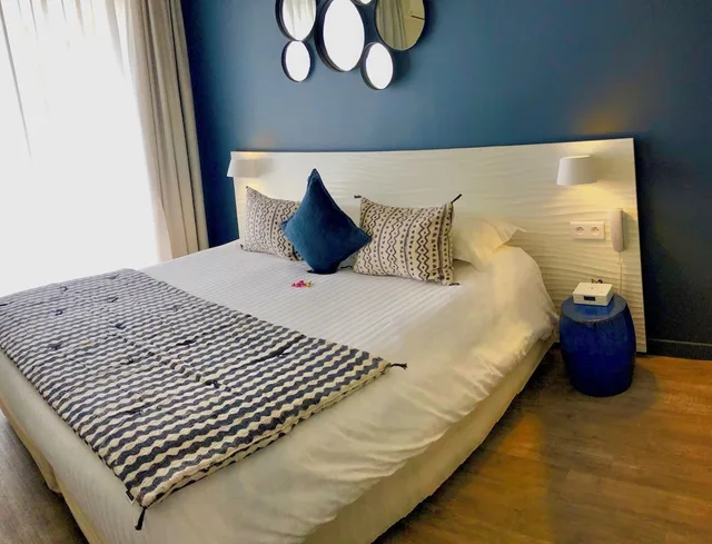 غرفة ثلاثية بسرير كوين وسرير فردي بإطلالة على البحر بشرفة، Boutique Hotel and Spa la Villa Cap Ferrat 1/2