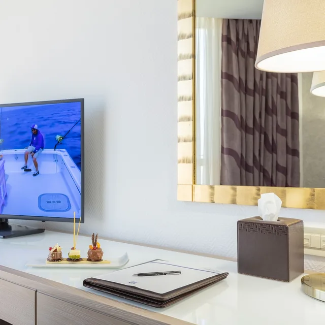 Ambassador, Suite, King Bed, Sea View، Gefinor Rotana Hotel Beirut 3/5