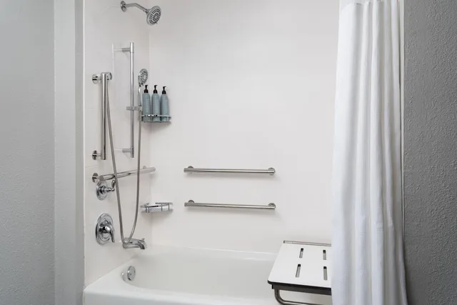 جناح بسريرين مزدوجين بإطلالة على الفناء بغرفة نوم واحدة بغرفتين مع أريكة، Courtyard by Marriott Birmingham Hoover 3/5