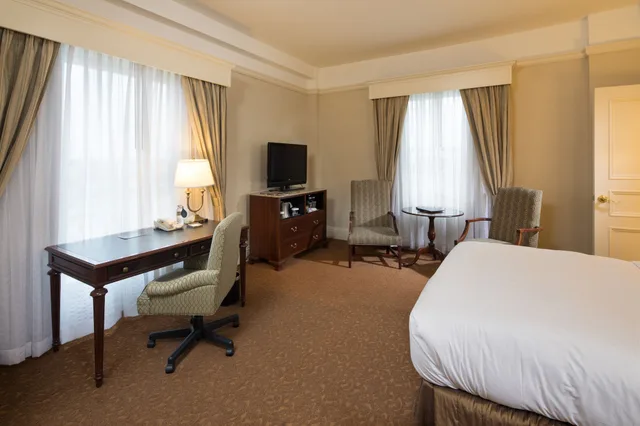 غرفة قياسية بسرير كوين، The Seelbach Hilton Louisville 3/4