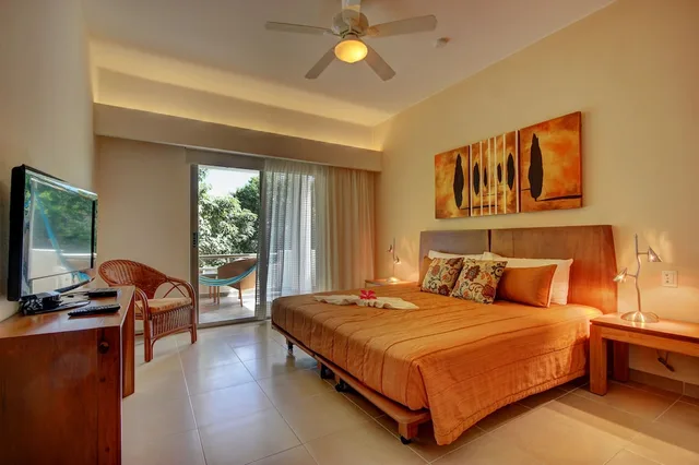 2 Bedrooms, Riviera, 1 King and 2 Double Beds, Garden View، Riviera Maya Suites 3/10
