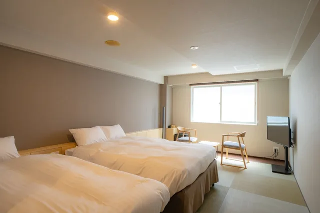 غرفة عائلية رباعية بسرير مزدوج وسرير فردي مع سرير سحّاب إضافي بحمام خاص، GRAND HOSTEL LDK Odori Park 1/2