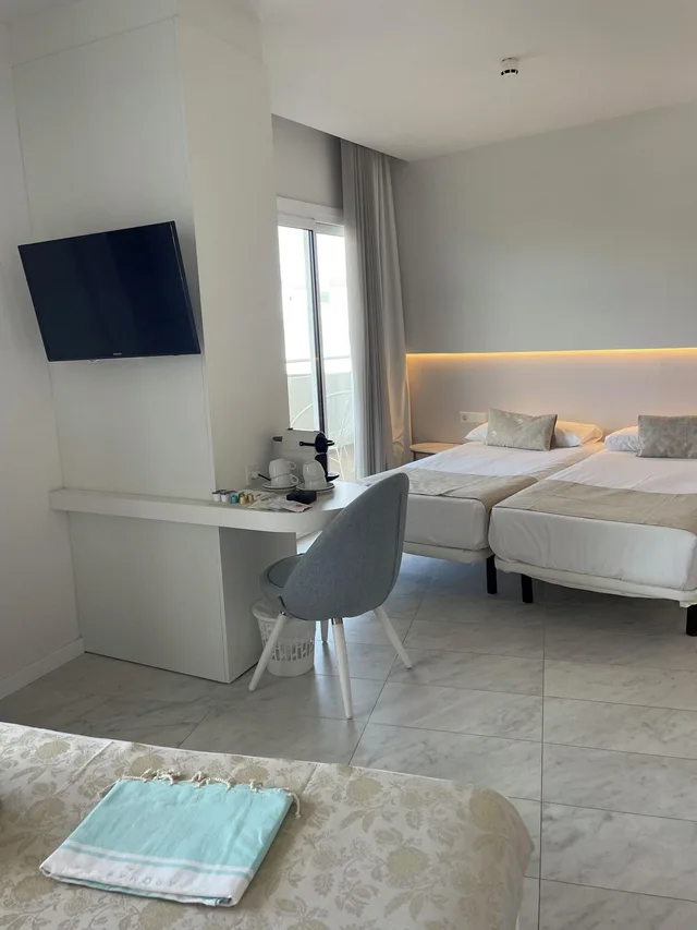 غرفة متصلة كومفورت عائلية بإطلالة على المسبح بشرفة، Hotel Aromar 4/5
