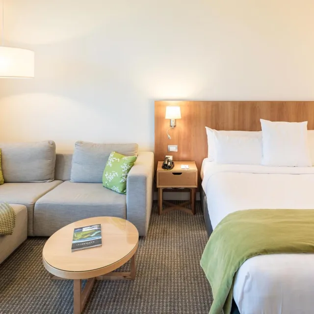 Room, King Bed, Business Level، Commodore Airport Hotel 6/10