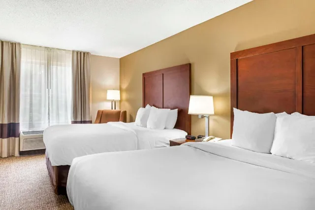 غرفة عائلية بسرير كينج وسرير كوين مع أريكة، Comfort Inn & Suites Blytheville, AR 3/8