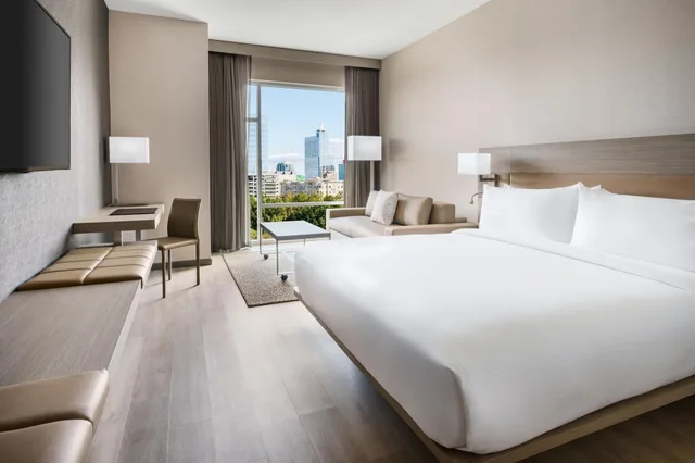 غرفة بسرير كينج مع أريكة، AC Hotel by Marriott Raleigh Downtown 1/3
