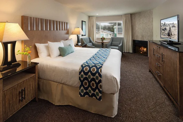 Deluxe, King Bed, Partial Ocean View, Cambria Landing Inn & Suites 7/10