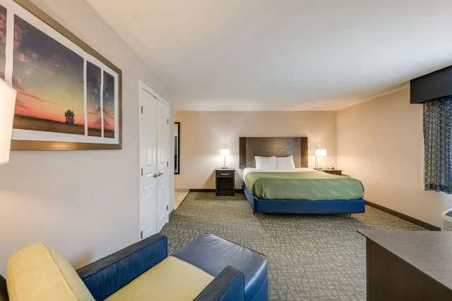 جناح بسرير كينج مع أريكة لذوي الإعاقة، Quality Inn & Suites Ardmore 2/3