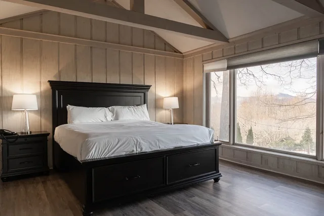 Suite, 1 King and 2 Queen Beds, The Inn at Crestwood 4/10