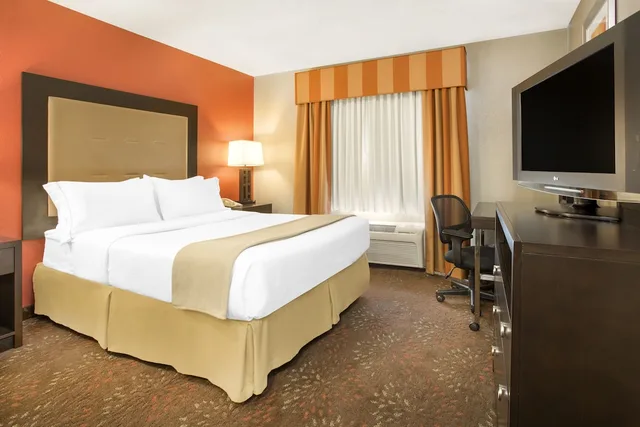 جناح بسرير كينج بمنطقة جلوس، Holiday Inn Express Hotel Suites Muncie 2/4