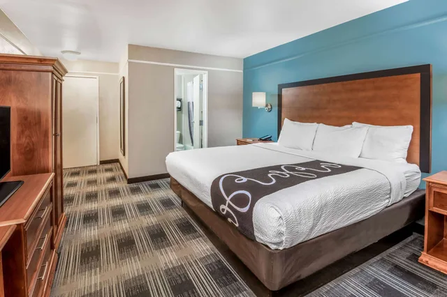 غرفة بسرير كينج، La Quinta Inn San Antonio Brooks City Base 2/2