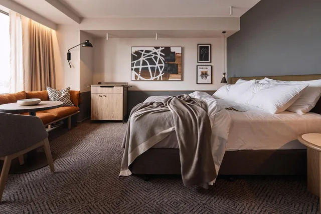 غرفة ديلوكس ركنية بسرير كينج، Rydges Melbourne 1/3