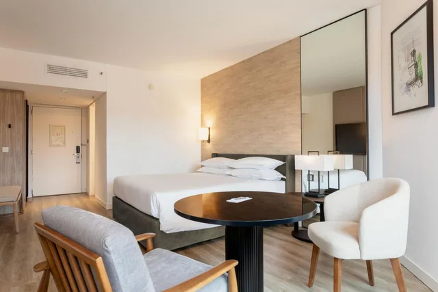 Guest Room, Superior, King Bed, Pool Access, Sheraton Buenos Aires Hotel And Convention Center 7/10