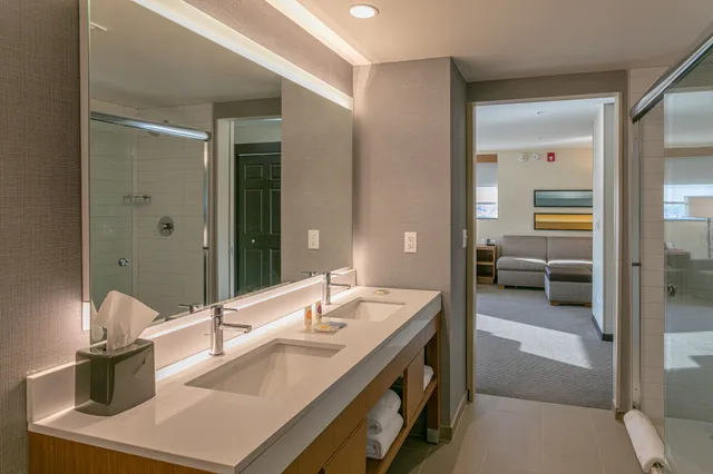 غرفة بسرير كينج بإطلالة على النهر مع أريكة، Hyatt Place Wilmington Riverfront 9/10