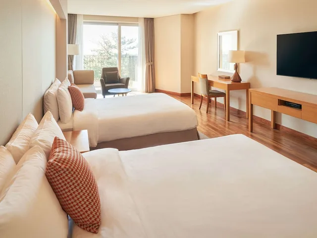Room, 2 Double Beds, Parlor، Mercure Ambassador Jeju 3/5