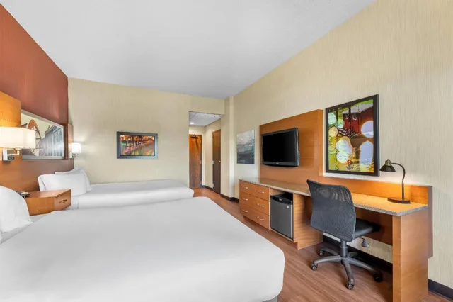 Upgrade, 2 Queen Beds، Radisson Hotel La Crosse 2/8