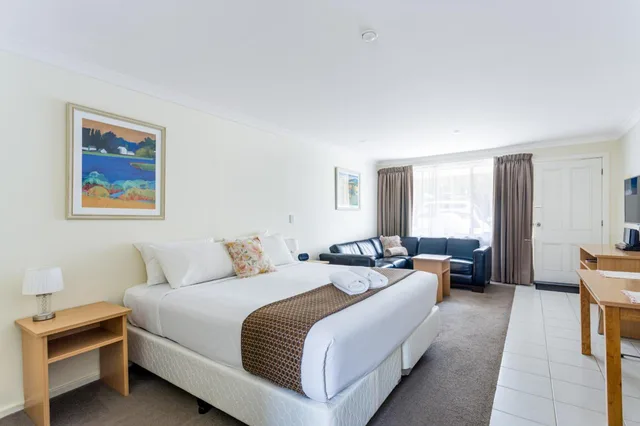 استوديو تنفيذي، Emu Point Motel 1/2
