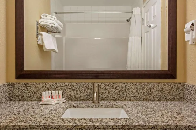Upgrade, 2 Queen Beds، Econo Lodge Inn & Suites Medicine Hat Highway 1 10/10