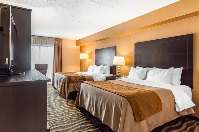 غرفة بسريرين مزدوجين في طابق مرتفع، Quality Inn Barrie, ON 7/10