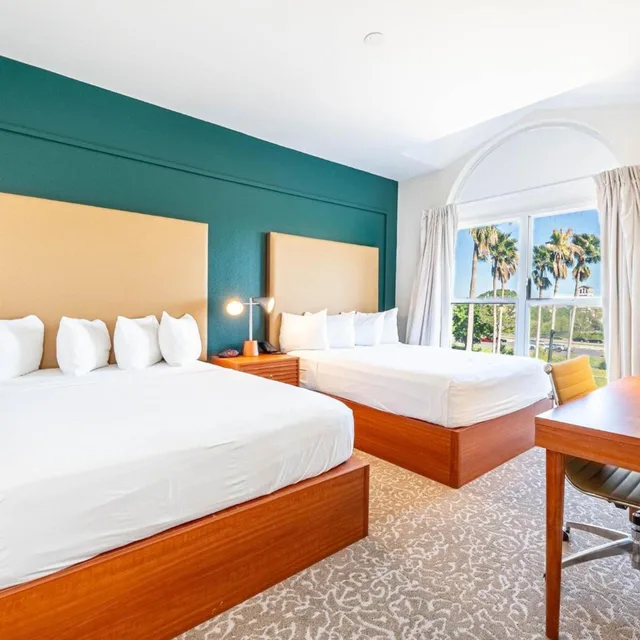 جناح بسرير كوين بإطلالة على المسبح بغرفة نوم واحدة، Montreal Suites Orlando 1/2
