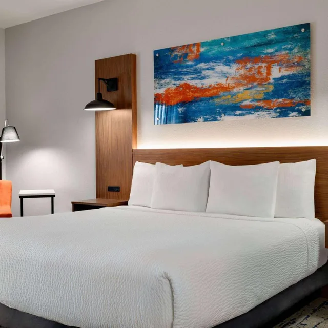 غرفة بسرير كينج بحوض استحمام لذوي الإعاقة، La Quinta Inn & Suites by Wyndham Stephenville 1/1
