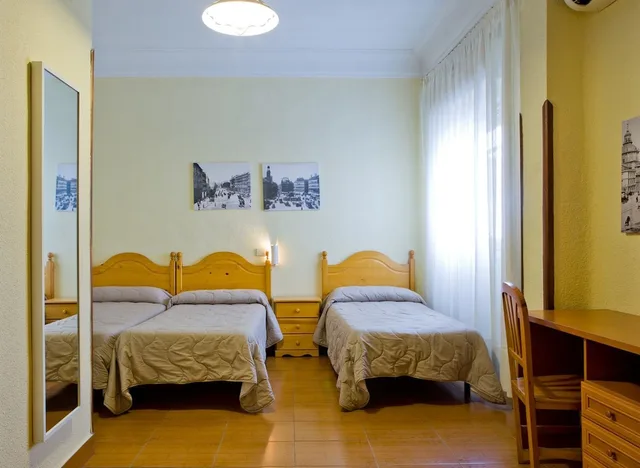 غرفة ثلاثية بسرير مزدوج وسرير فردي، Hostal America 3/4