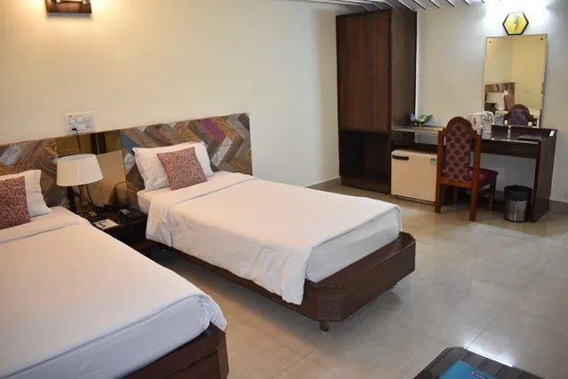 غرفة قياسية بسريرين منفصلين، HOTEL RADHIKA REGENCY 2/10