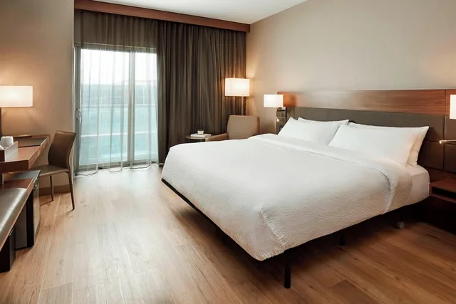 جناح بسرير كينج بإطلالة على النهر بشرفة بغرفة نوم واحدة، AC HOTEL CINCINNATI AT THE BANKS 2/4