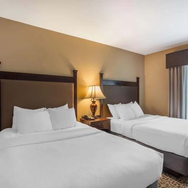 جناح بسرير كوين بغرفتين مع أريكة، Best Western Plus Intercourse Village Inn & Suites 1/10