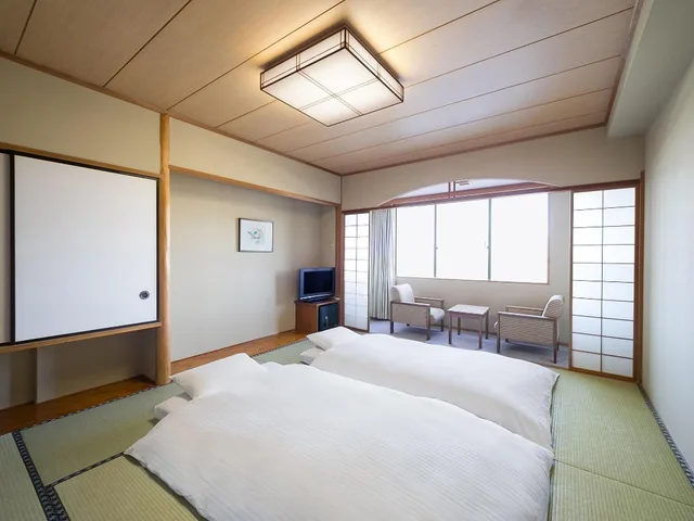 غرفة يابانية كلاسيكية بفرشتي فوتون مع أريكة، Mercure Tottori Daisen Resort & Spa 1/2